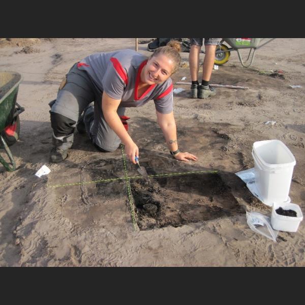 Archeoloog coupeert spoor